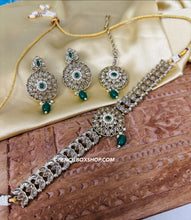 Load image into Gallery viewer, Simple Dainty Polki Stone Choker necklace set with maangtikka
