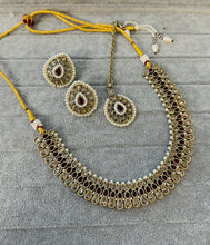 Load image into Gallery viewer, Ishani Purple Polki Simple Dainty Necklace set with maangtikka
