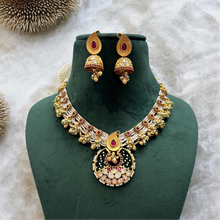 Load image into Gallery viewer, Kemp Stone Pearl golden Dainty Temple Necklace set
