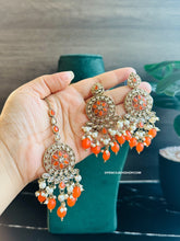 Load image into Gallery viewer, Zoe Orange Pearl Polki choker set with maangtikka
