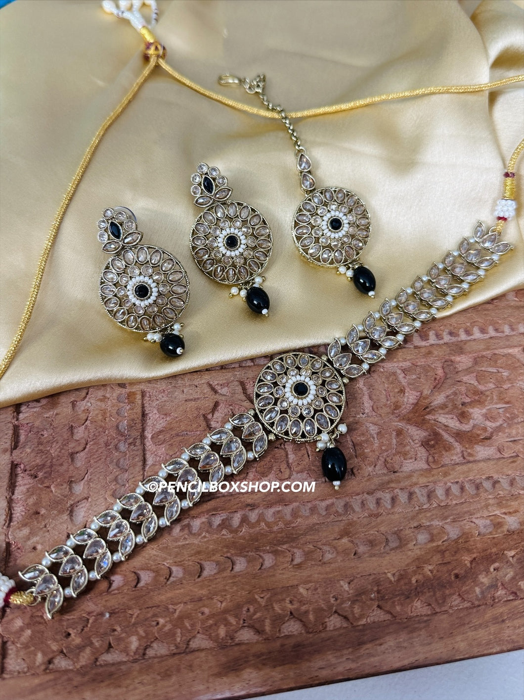 Simple Dainty Polki Stone Choker necklace set with maangtikka