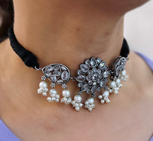 Load image into Gallery viewer, Lila White simple flower German Silver necklace Choker set
