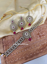 Load image into Gallery viewer, Simple Dainty Polki Stone Choker necklace set with maangtikka
