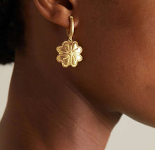 Load image into Gallery viewer, 18k gold plated Clover Flower stainless steel earrings IDW
