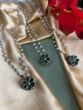 Load image into Gallery viewer, German silver Green Pachi Kundan Small Flower Pendant necklace
