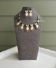 Load image into Gallery viewer, Pearl Mop Tyaani Green Simple Dainty Necklace Set
